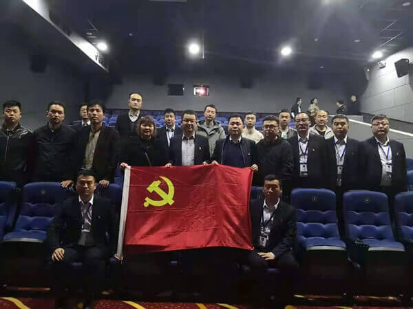 華浩軒公司組織黨員職工集體觀看《無(wú)翅飛翔》