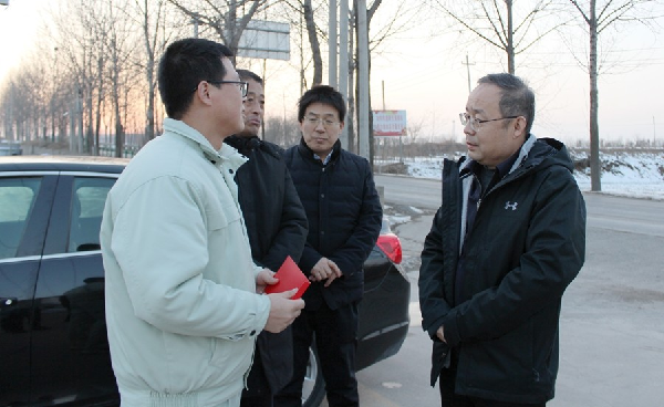永壽縣縣委常委、副縣長屈春生春節(jié)前到華浩軒公司走訪慰問縣...